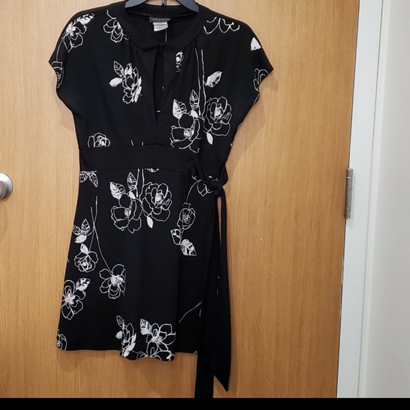 A-List By Wrapper, blk & wht floral fit & flare waist tie tunic blouse top, SZ L - Picture 3 of 16